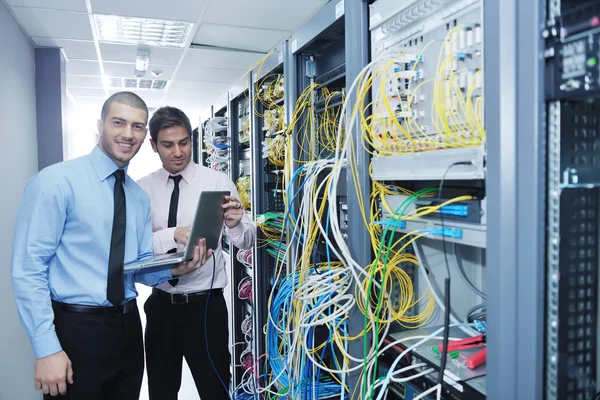 Het ingenieurs in netwerk serverruimte — Stockfoto