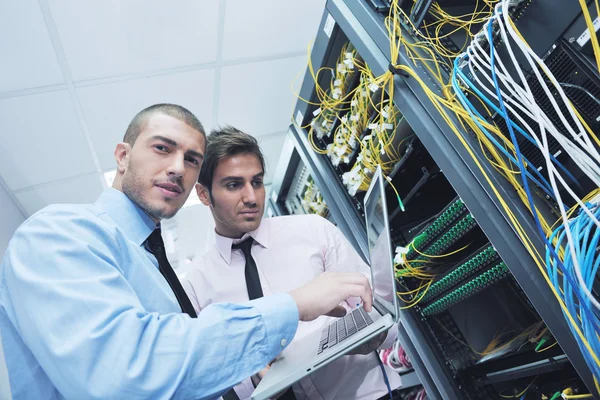 Це інженери в кімнаті мережевого сервера — стокове фото