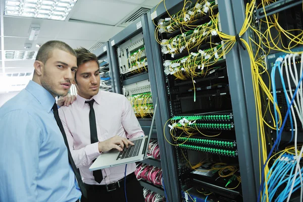 Ingenieros en la sala de servidores de red — Foto de Stock