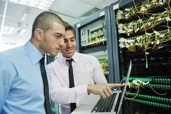 Ingegneri nella sala server di rete — Foto Stock