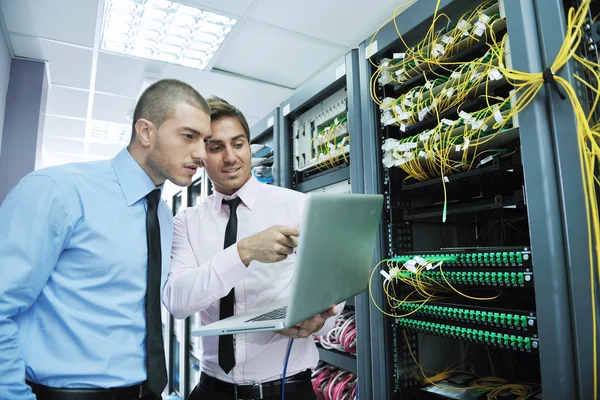 Ingenieure im Netzwerk-Serverraum — Stockfoto