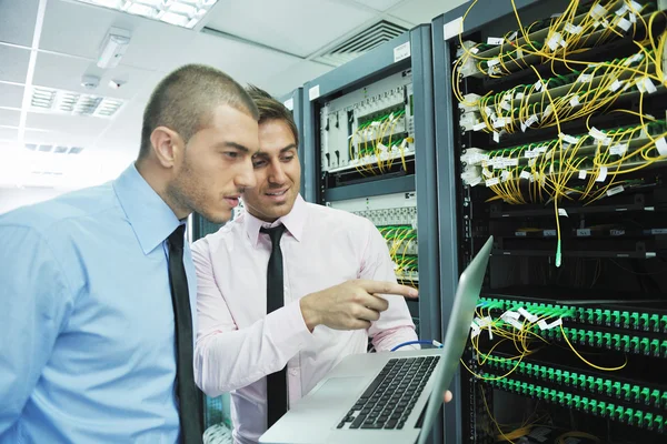Это инженеры в серверной комнате сети — стоковое фото