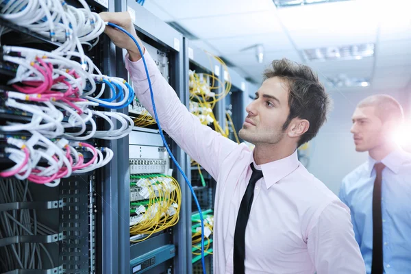 Ingenieros en la sala de servidores de red — Foto de Stock