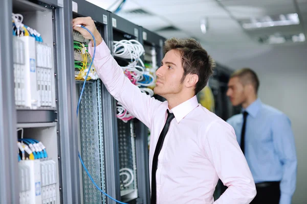Het ingenieurs in netwerk serverruimte — Stockfoto