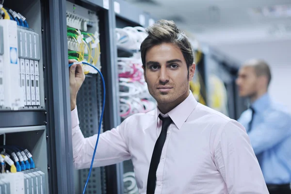 Ele engenheiros na sala do servidor de rede — Fotografia de Stock