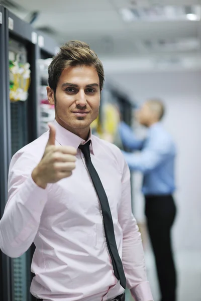 Joven ingeniero en la sala de servidores del centro de datos — Foto de Stock