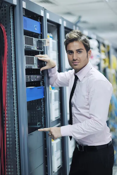 Fiatal mérnök, datacenter server szobában — Stock Fotó