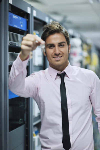 Молодой инженер в серверной комнате дата-центра — стоковое фото