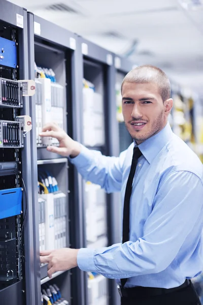 Unga det ingenjör i datacenter serverrum — Stockfoto