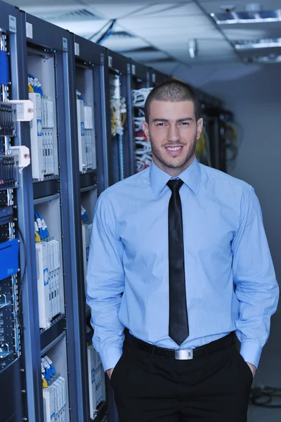 Молодой инженер в серверной комнате дата-центра — стоковое фото