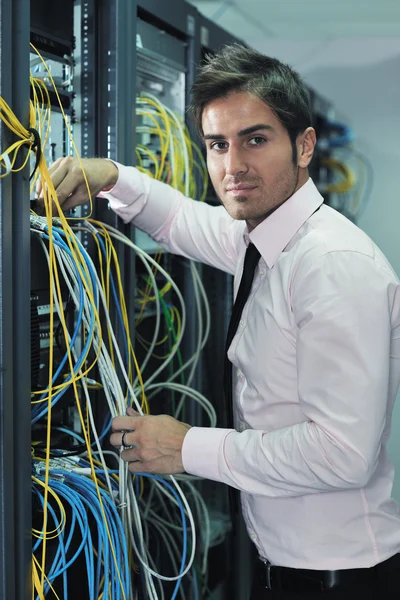 Jovem engenheiro de it na sala do servidor de datacenter — Fotografia de Stock