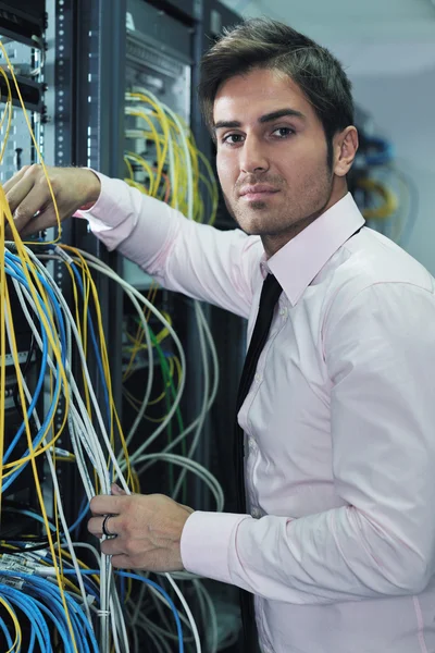 在数据中心服务器机房工程师年轻 — 图库照片
