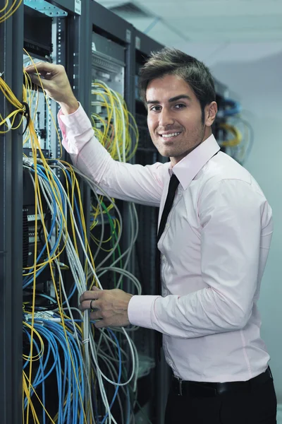 BT Mühendisi datacenter server odasında genç — Stok fotoğraf
