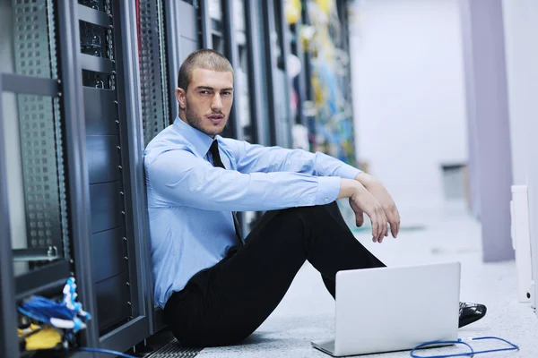 Geschäftsmann mit Laptop im Netzwerk-Serverraum — Stockfoto