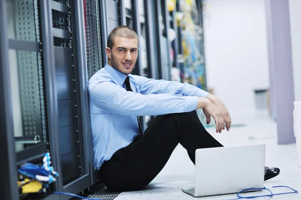 Empresário com laptop na sala do servidor de rede — Fotografia de Stock