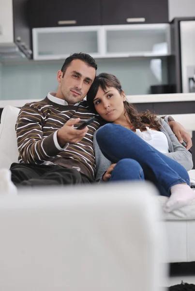 Relaxed young couple watching tv at home — Stock Photo, Image