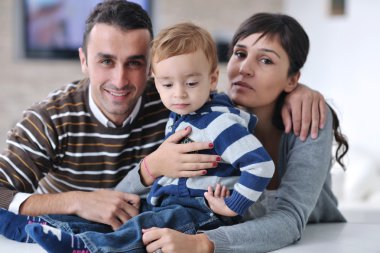 mutlu genç aile eğlenceli evde var