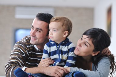 mutlu genç aile eğlenceli evde var