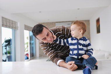 mutlu genç aile eğlenceli evde var