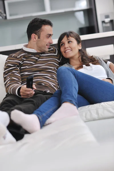Relaxado jovem casal assistindo tv em casa — Fotografia de Stock