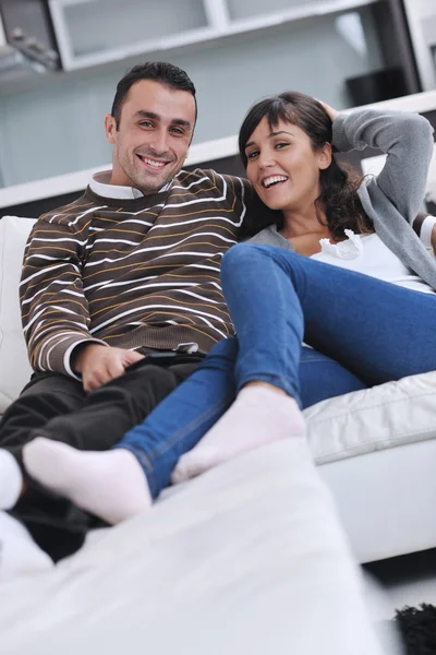 Rilassato giovane coppia guardando la tv a casa — Foto Stock