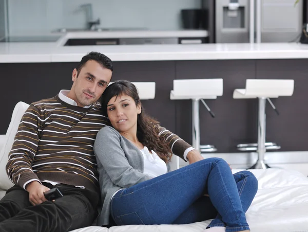Relajada joven pareja viendo la televisión en casa — Foto de Stock