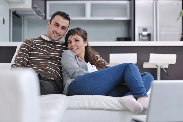 Evde TV izlerken rahat genç Çift — Stok fotoğraf