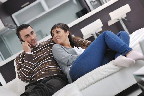 Χαλαρή νεαρό ζευγάρι βλέποντας τηλεόραση στο σπίτι — Φωτογραφία Αρχείου