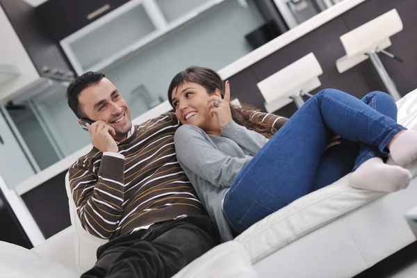 Relaxé jeune couple regarder la télévision à la maison — Photo