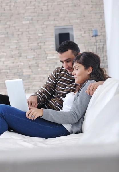 Relaxé jeune couple regarder la télévision à la maison — Photo