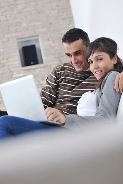 Avslappnad ungt par tittar på tv hemma — Stockfoto