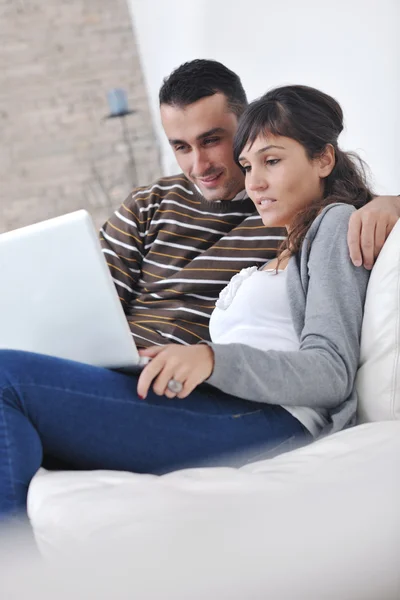 Розслаблена молода пара дивиться телевізор вдома — стокове фото