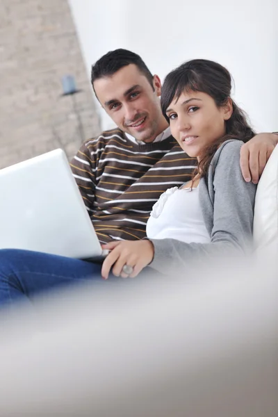 Relajada joven pareja viendo la televisión en casa —  Fotos de Stock