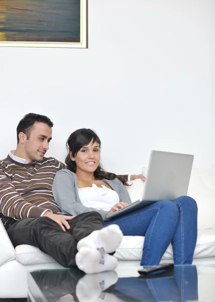 Розслаблена молода пара дивиться телевізор вдома — стокове фото