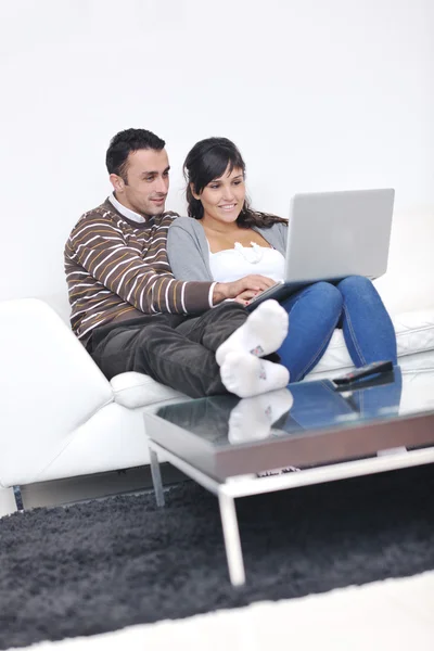 Avslappnad ungt par tittar på tv hemma — Stockfoto