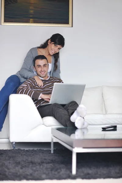 Evde TV izlerken rahat genç Çift — Stok fotoğraf