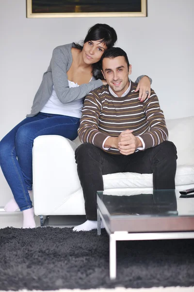 Расслабленная молодая пара смотрит телевизор дома — стоковое фото