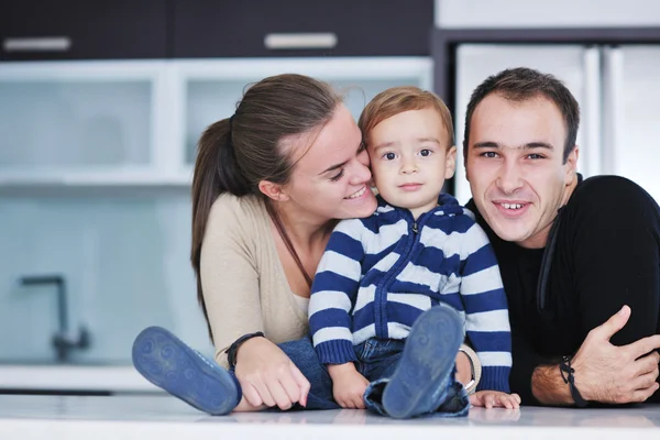 Счастливая молодая семья веселится дома — стоковое фото