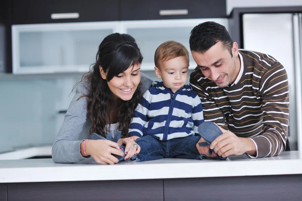 Gelukkige jonge familie plezier thuis — Stockfoto