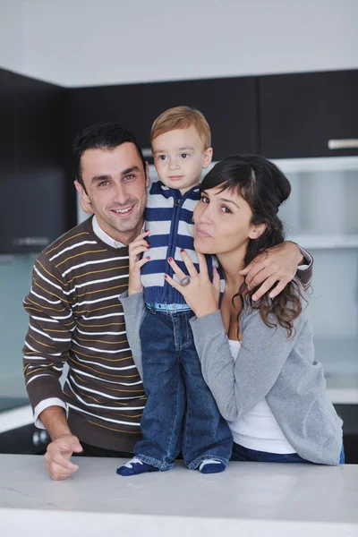 Mladá rodina se bavit doma — Stock fotografie