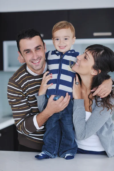 Glad ung familj har roligt hemma — Stockfoto