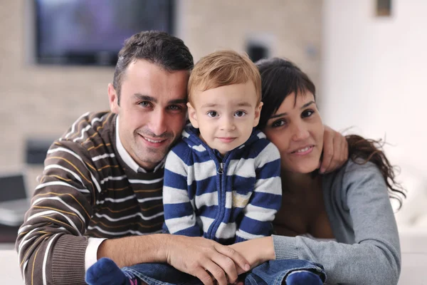 Glückliche junge Familie hat Spaß zu Hause — Stockfoto