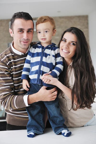 Gelukkige jonge familie plezier thuis — Stockfoto