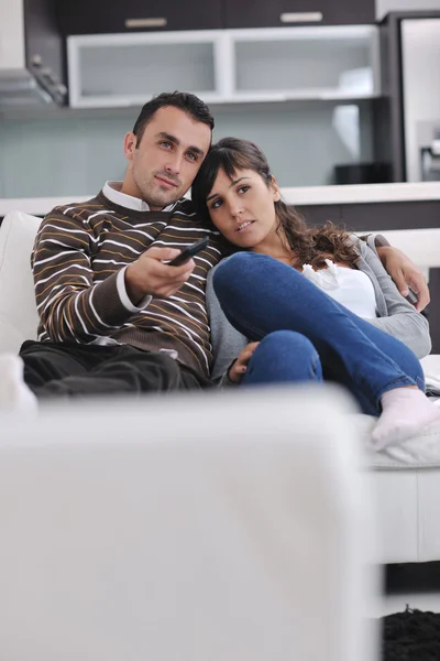 Ontspannen jonge paar thuis tv-kijken — Stockfoto
