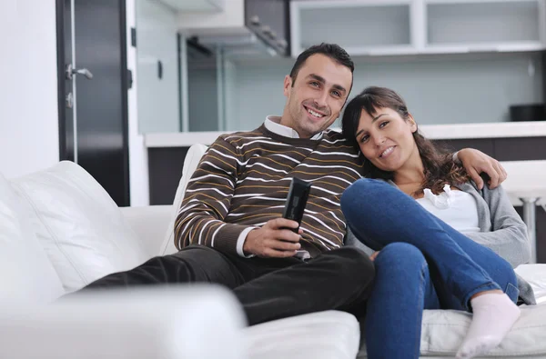 Spokojny młoda para, oglądanie tv w domu — Zdjęcie stockowe