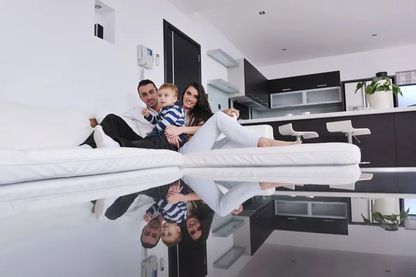 Boldog, fiatal család otthon szórakozni — Stock Fotó