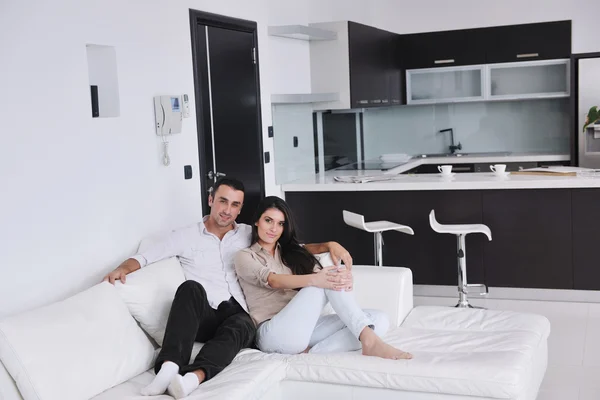 Feliz jovem casal relaxar em casa — Fotografia de Stock
