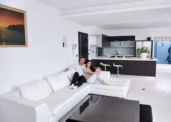 Felice giovane coppia rilassarsi a casa — Foto Stock