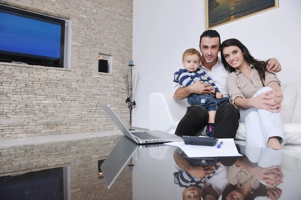 Glad ung familj har roligt hemma — Stockfoto