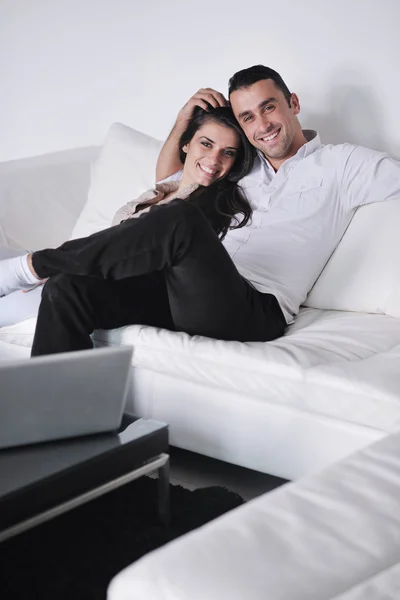 Щаслива молода пара відпочиває вдома — стокове фото